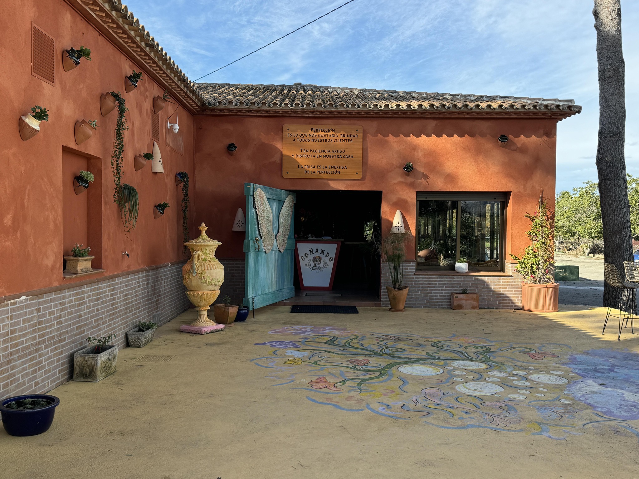 Soñando restaurant terracotta exterior