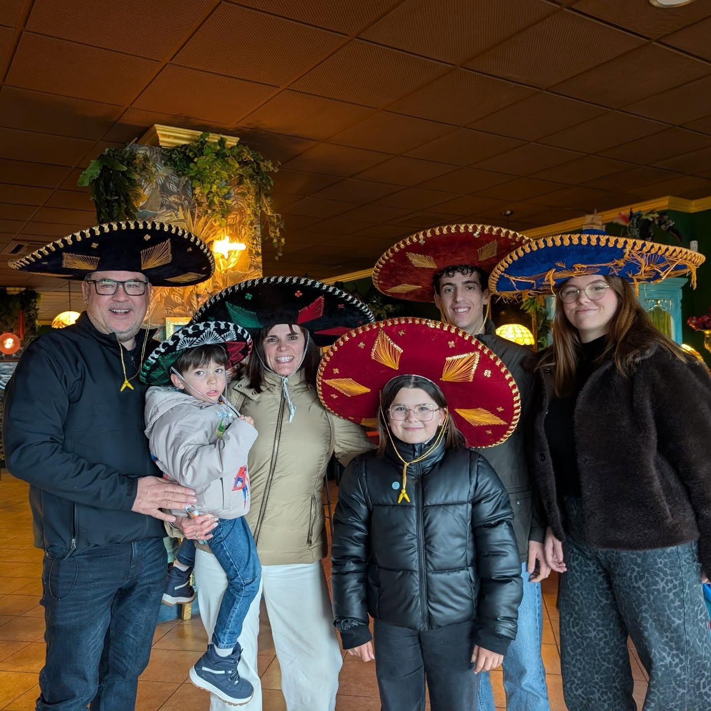 Family enjoying a meal at Soñando